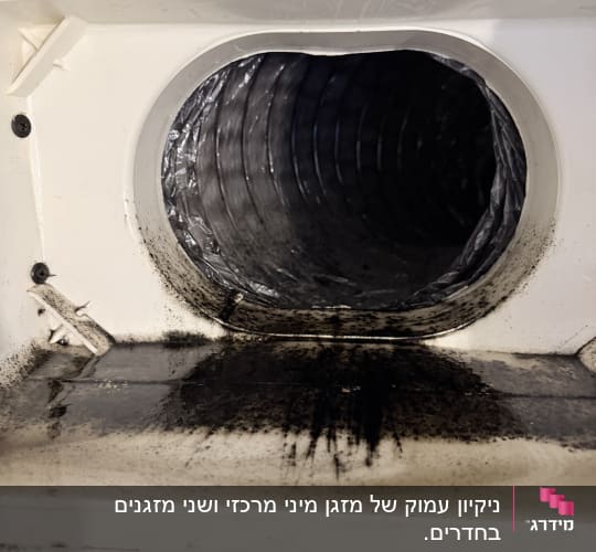 פתח אוורור מלוכלך עם סימני עובש